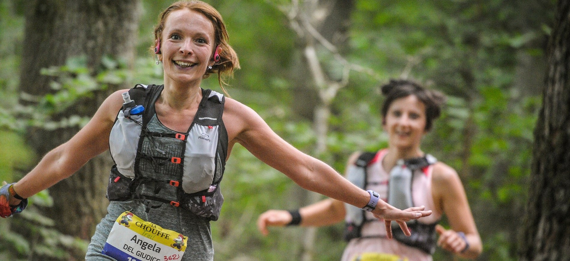 Female trail runners on the Chouffe Trail course