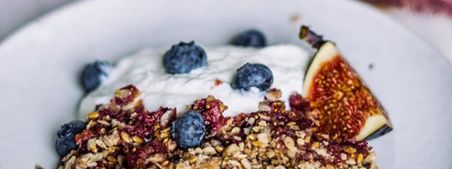 Linseed and nuts crumble with figs and low fat quark