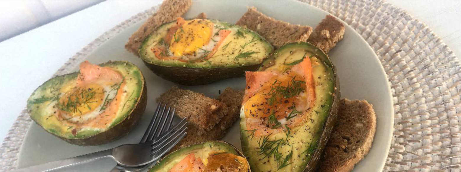 Ontbijt: Gevulde avocado met zalm, ei en dille, vergezeld van meergranen soldaatjes